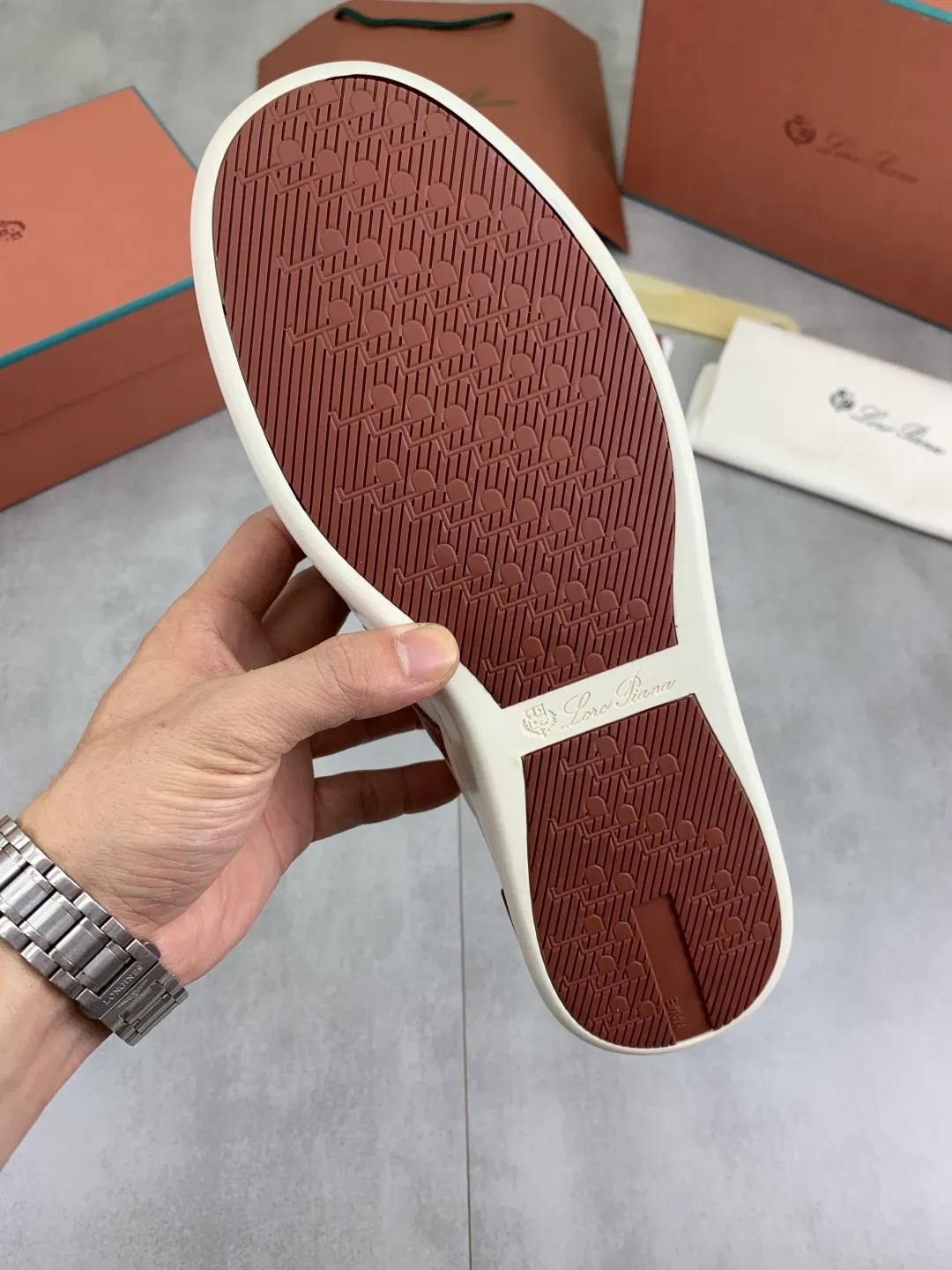 Men's men's shoes 💰P560 New style 💰High quality The latest casual shoes Loro Piana 💯Top grade💯Buy the original copy💯 Founded the existing Loro Piana company on April 24, 1924. It is now the sixth generation of family business, providing top quality products to customers who are discerning about taste and quality. Imported original fly woven fabric with cowhide fabric, plain calfskin lining. Hand-sewn thread with cowhide feet. Original packaging. High-end outsole. Size: 38-44 (customized for 45 and 46). 2️⃣ colors available.